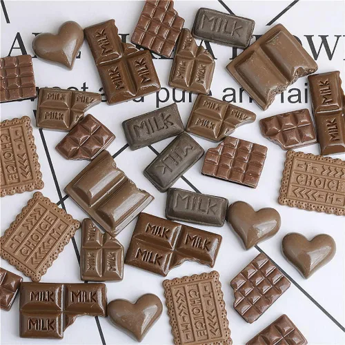 Vista 5 de GSHLLO 30 dijes de resina, pequeños dijes falsos de chocolate con parte trasera plana, cuentas de chocolate para bricolaje, bonitos accesorios