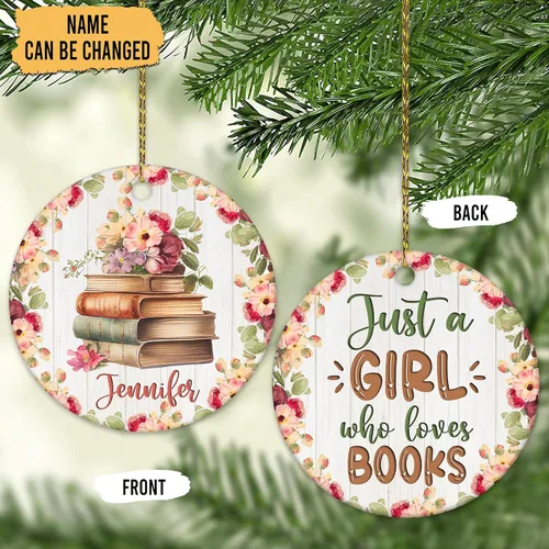 Vista 2 de Hyturtle Adorno de Navidad personalizado para amantes de los libros, adorno de cerámica con nombre personalizado de Just A Girl Who Loves Bookworm