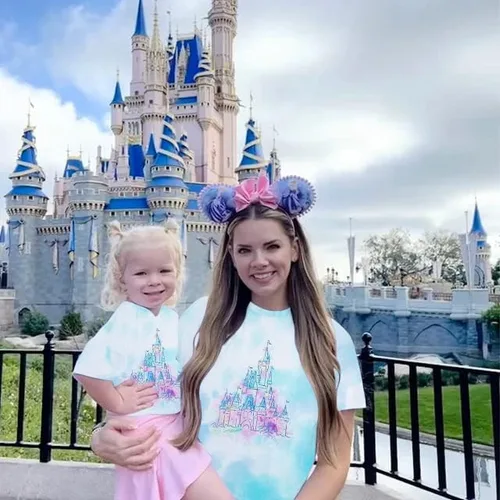 Vista 4 de FRYAID Camiseta mágica para mujer, diseño de castillo del reino y teñido anudado, camisetas de manga corta para vacaciones familiares