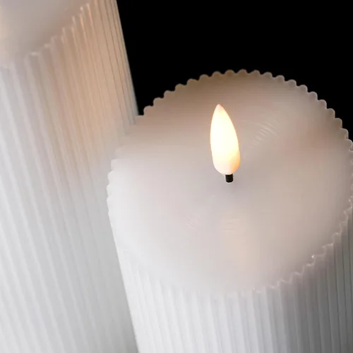 Vista 6 de Velas de pilar sin llama acanaladas blancas con control remoto, velas LED parpadeantes de cera que funcionan con pilas, juego de 2