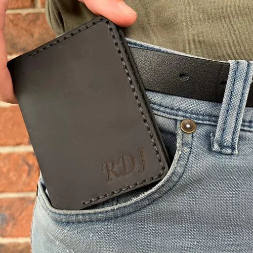 Vista 5 de Cartera minimalista de cuero genuino grabada personalizada para hombres y mujeres, carteras personalizadas con 4 ranuras para tarjetas con llavero