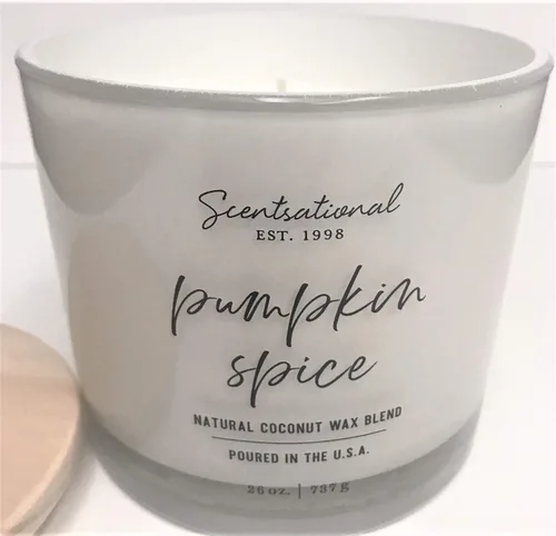 Vista 2 de Vela perfumada de mezcla de cera de coco natural, especia de calabaza (en cursiva), tarro blanco XL con tapa de madera, 26 onzas