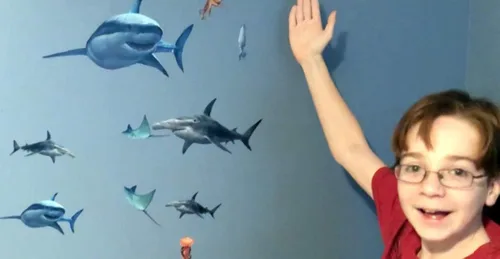 Vista 3 de Create-A-Mural Calcomanías de pared de tiburón ~ Impresionante tiburón vida marina y barco pirata hundido, gran blanco y tiburón martillo, arte
