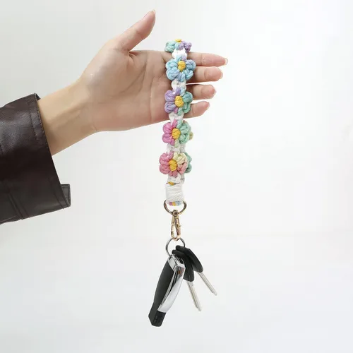 Vista 3 de Llavero de macramé bohemio hecho a mano con tejido de margarita
