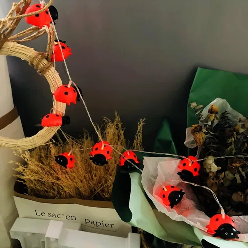 Vista 7 de Guirnalda de luces de mariquita de 5.4 pies, 10 luces LED de hadas de escarabajo de Navidad, funciona con pilas para decoración del hogar, fiesta