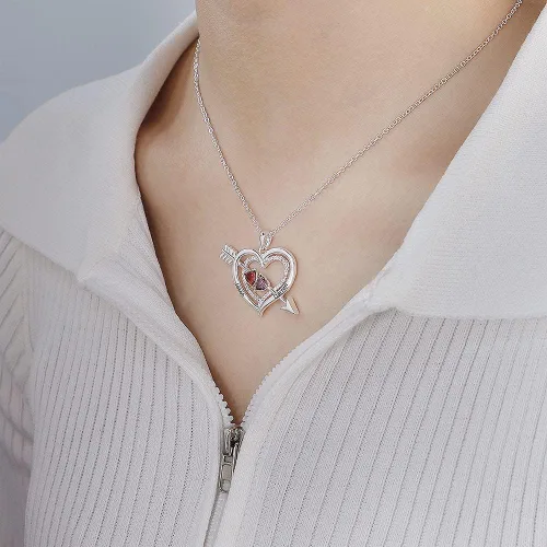 Vista 3 de Joyería personalizada con corazón de flecha para parejas con collar de piedra natal, hecha a medida con nombre para mujer