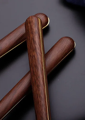 Vista 6 de Juego de cubiertos de madera dorada para 6 cubiertos duraderos de acero inoxidable, 30 piezas de cubiertos de grano de madera, juego de vajilla