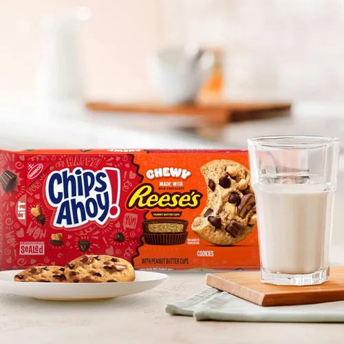 Vista 6 de CHIPS AHOY! Galletas masticables con chispas de chocolate con tazas de mantequilla de maní Reese's, 9.5 onzas