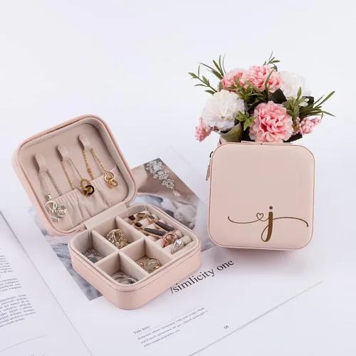 Vista 2 de FDFHOME Joyero con inicial letra J regalo para mujeres y niñas organizador de joyas de viaje para aretes anillos collares pulseras regalos