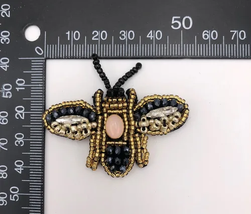Vista 4 de 5 piezas de parches de cuentas de libélula con diamantes de imitación para coser parche de lentejuelas hecho a mano con cuentas de insectos