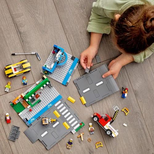 Vista 6 de LEGO City Shopping Street 60306 Kit de construcción; juguete de construcción genial para niños, nuevo 2021 (533 piezas)
