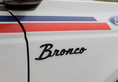 Vista 3 de Ford Bronco 2021-2026 Kit de insignia de guardabarros clásico negro brillante M-1447-BSGS