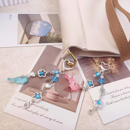 Vista 4 de AGEN KGEN Llaveros estéticos Y2K con diseño de mariposa, estrella, oso fresa, guitarra, dijes para mujeres y niñas, bolsos, regalos