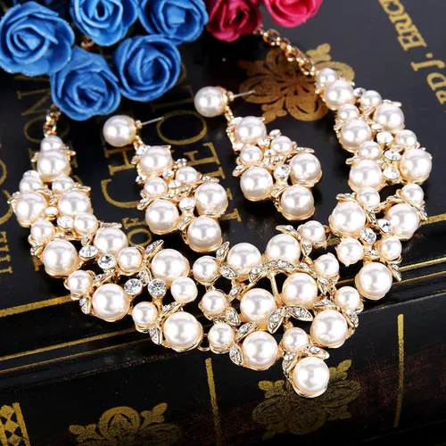 Vista 4 de BriLove Conjunto de collar y aretes colgantes de perlas simuladas para mujer