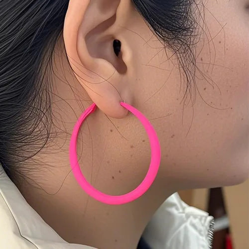 Vista 3 de Aretes de aro de neón coloridos para mujer, exagerados de los años 80 y 90, aretes de aro ligeros hipoalergénicos para trajes de fiesta brillantes