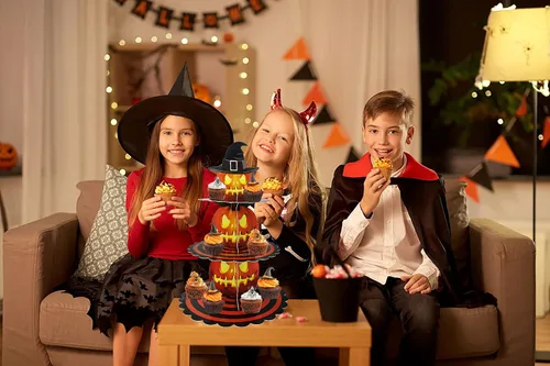 Vista 4 de Soporte para cupcakes de Halloween de 3 niveles para mesa de postre, torre de calabaza, bandeja de cartón naranja para 24 cupcakes, decoraciones