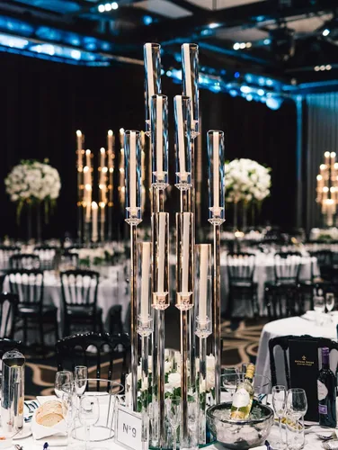Vista 21 de Portavelas transparentes de 8 brazos para decoración de boda, candelabro alto de acrílico con pantalla para eventos del día de San Valentín, fiesta