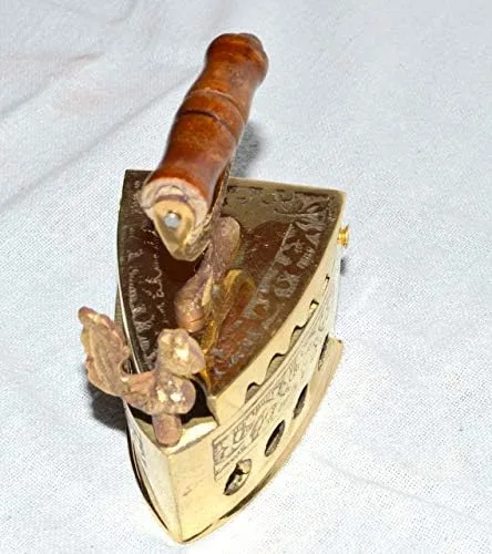Vista 2 de Hermoso mini hierro de latón antiguo pequeño hierro de latón macizo con mango de madera Showpiece artículo coleccionable