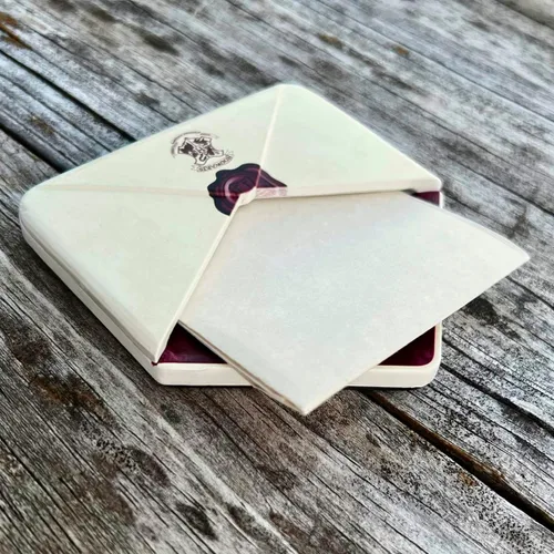 Vista 4 de Harry Potter - Carta de aceptación de Hogwarts - Imán funcional de resina de sobre de 3.5" x 3.5" con carta de 5" x 8" de la profesora McGonagall