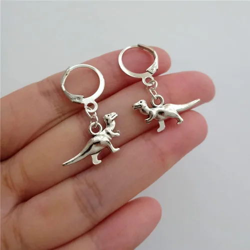 Vista 4 de Aro pequeño de dinosaurio, aretes góticos Tiny Dino Cool T Rex, joyería para hombre y mujer
