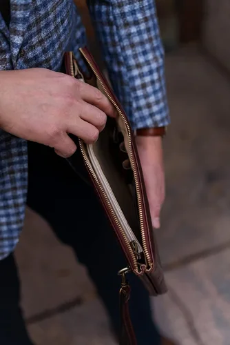 Vista 3 de Bolso de mano de cuero para hombre, organizador de muñeca, maletín hecho a mano en Italia, resistencia al tiempo, Marrón