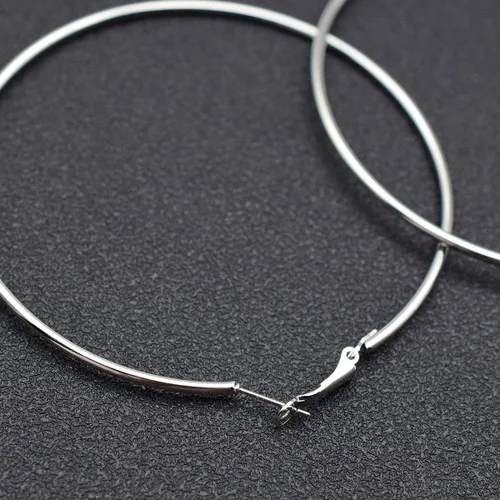 Vista 5 de Aretes de aro de baloncesto hipoalergénicos extra grandes para mujeres y hombres, aretes de aro grandes y finos, Metal, No es una piedra preciosa