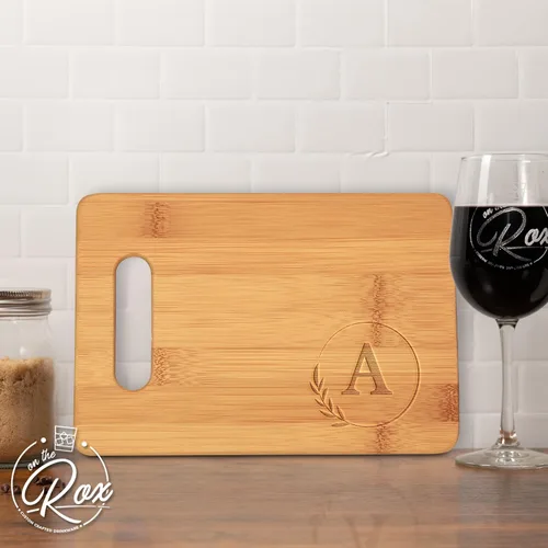 Vista 4 de On The Rox Tablas de cortar con monogramas, 9 x 12 pulgadas, tablero de bambú grabado personalizado de la A a la Z (A) – Tabla de cortar de madera