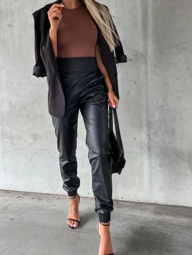 Vista 3 de chouyatou Pantalones deportivos de piel sintética con cintura fruncida y pierna cónica para mujer con bolsillos