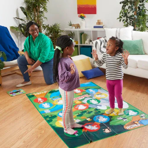 Vista 2 de Hasbro Gaming Twister Junior, juego de fiesta clásico reinventado para niños a partir de 3 años, 2-4 jugadores, 2 en 1, alfombrilla de 2 lados