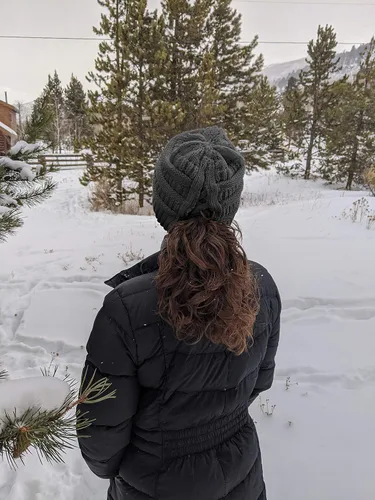 Vista 3 de Funky Junque - Gorro tejido para mujer tipo beanie con diseño cruzado en la parte posterior para poder usarlo con coleta o moño