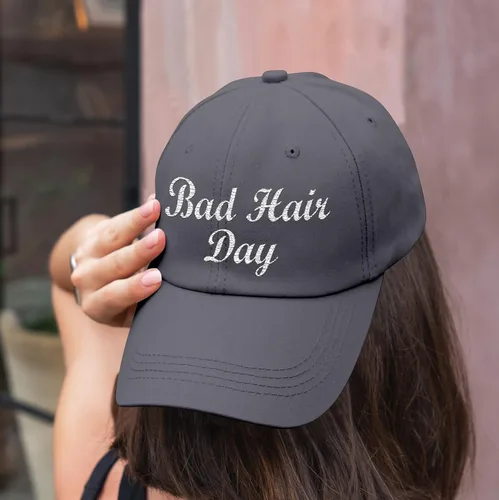 Vista 3 de Gorra de béisbol de tamaño ajustable personalizable con texto bordado