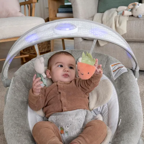 Vista 3 de Ingenuity InLighten - Asiento de columpio para bebé con barra de juguete iluminada y almohada de tiempo de barriga de oso - Nate, desde recién