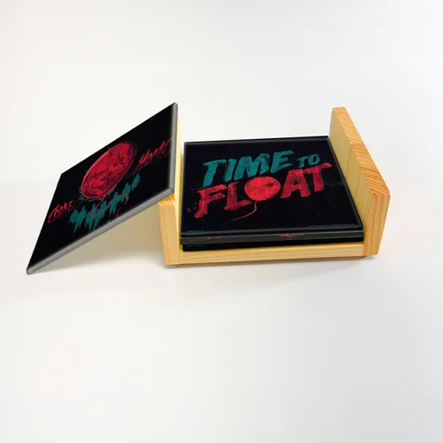 Vista 4 de IT Chapter Two – Pennywise The Dancing Clown – Juego de posavasos de cristal – para coleccionar regalos – Viene con elegante soporte de madera