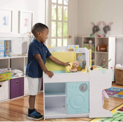 Vista 4 de Melissa & Doug Centro de actividades de cuidado de bebé Mine to Love para muñecas - Cocina, Guardería, Baño-Cambio