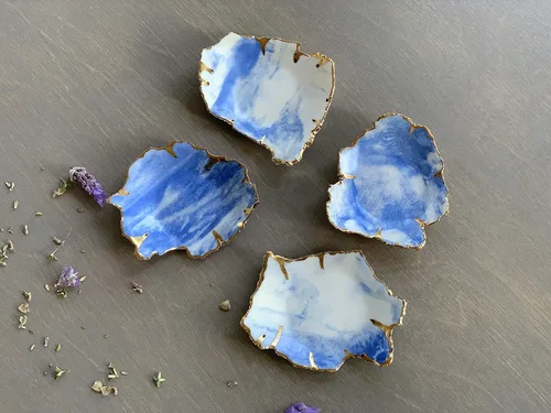 Vista 2 de Plato de cerámica mármol azul blanco y oro, platos de joyería hechos a mano, regalo único para ella o él - Foto de stock, por favor lea