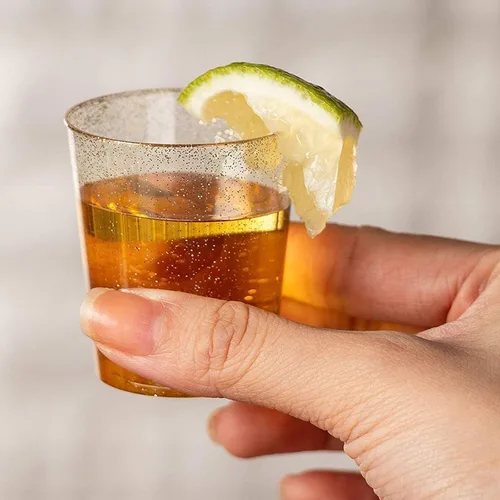 Vista 4 de Juvale Vasos de chupito – Plástico con purpurina dorada de 2 onzas, 100 unidades – Vasos de chupito de plástico desechables y vasos de disparo