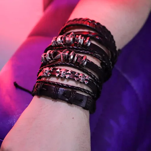 Vista 7 de Eigso Pulsera de cuero punk con calavera para mujer + cinturón de cuero de calavera para mujer