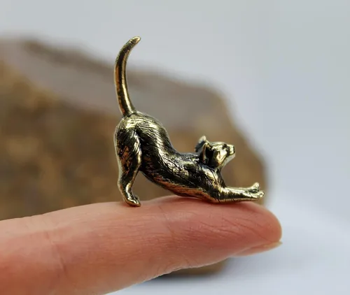 Vista 4 de Figura de gato estirada fundida a mano en latón, pequeño gatito, regalo coleccionable para amantes de los gatos, pequeña baratija decorativa de metal