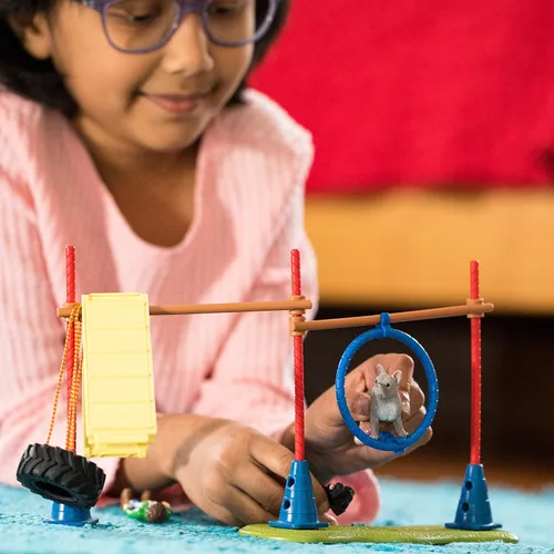 Vista 2 de Schleich Farm World, juguetes de granja para niñas y niños de 3 a 8 años, juego de 14 piezas, entrenamiento de agilidad para cachorros en The Dog