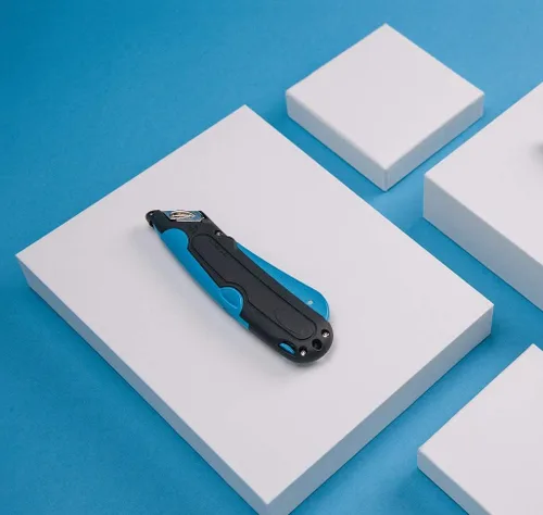 Vista 5 de COSCO 091508 Easycut - Cuchillo cortador con hoja autoretráctil con punta de seguridad, negro/azul