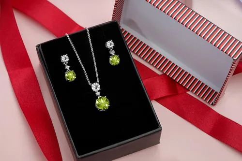 Vista 5 de Juego de collar y aretes colgantes redondos de 3 piedras preciosas creadas o simuladas y topacio blanco de plata de ley