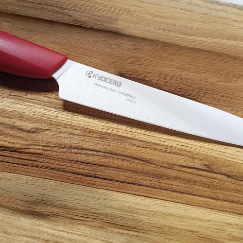 Vista 4 de Kyocera Revolution - Cuchillo de tomate de cerámica micro dentado de 5 Hoja de circonita japonesa no corrosiva con un borde micro dentado