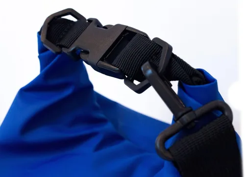 Vista 2 de Montem premium, bolsa a prueba de agua, perfecta para deportes acuáticos.