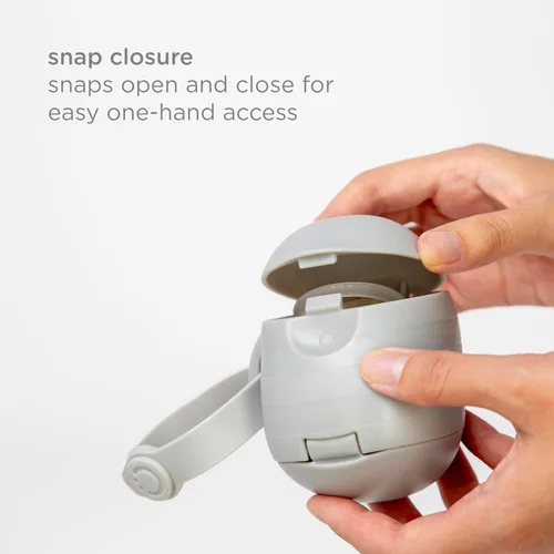 Vista 5 de Ubbi Porta Chupetes Dual para Llevar, Mantiene los Chupones del Bebé Limpios y Accesibles, Portátil para Viajar, Accesorio para Bolso de Pañales Gris
