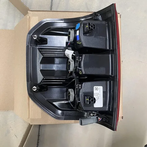 Vista 3 de Conjunto de lámpara trasera halógena Ford Maverick RH para pasajeros 21-23 NZ6Z13404A