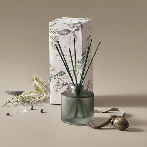 Vista 2 de Thymes Petite - Conjunto de Difusor Reed de Aceite – Incluye Varillas Reed Difusoras, Aceite de Fragancia y Botella de Vidrio – Decoración de Lujo