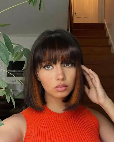 Vista 13 de YYHR Peluca corta estilo Bob con flequillo de 10 pulgadas, pelucas de cabello sintético lacio Yaki claro, pelucas cortas de corte Bob negro con 1b