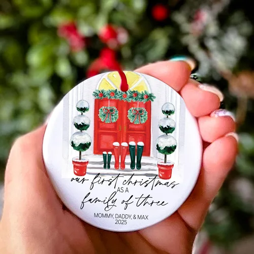 Vista 2 de Adorno de Navidad de familia de tres – Regalos para padres recién nacidos – Regalos para padres nuevos para parejas – Adornos de Navidad 2
