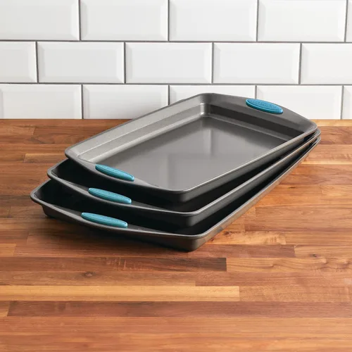 Vista 3 de Rachael Ray Bakeware - Juego de bandejas antiadherentes para galletas, 3 piezas, gris con agarres azul agave