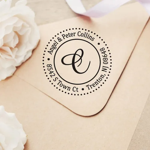 Vista 8 de Sello autoentintado con monograma personalizado, regalo perfecto para las fiestas en una elegante caja de regalo. Elige entre 15 colores de tinta